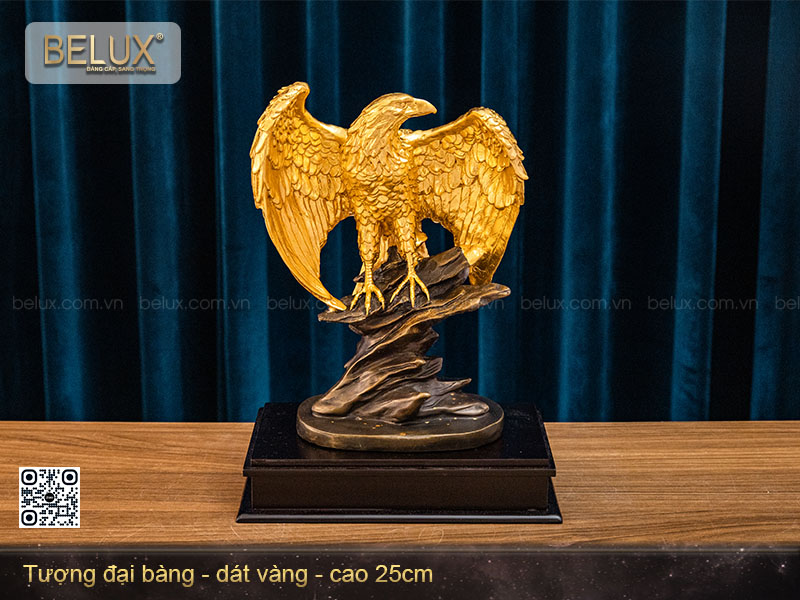 Tượng đại bàng tung cánh dát vàng cao 25cm mẫu 3